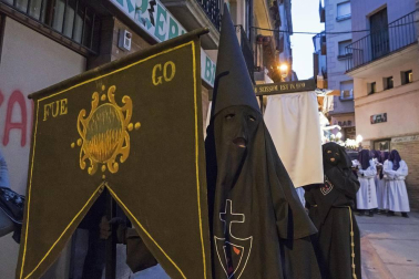 Multitudinario acto de Semana Santa celebrado por las calles de la localidad este Viernes Santo, 19 de abril.