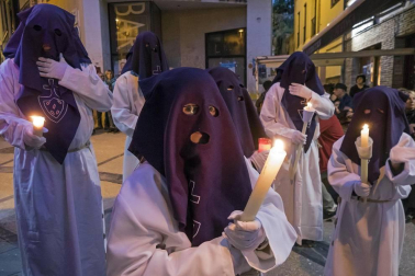 Multitudinario acto de Semana Santa celebrado por las calles de la localidad este Viernes Santo, 19 de abril.