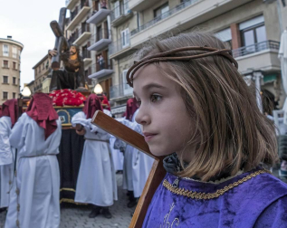 Multitudinario acto de Semana Santa celebrado por las calles de la localidad este Viernes Santo, 19 de abril.