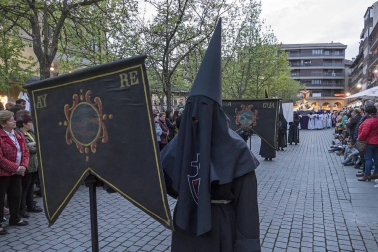 Multitudinario acto de Semana Santa celebrado por las calles de la localidad este Viernes Santo, 19 de abril.
