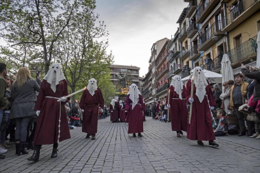 Multitudinario acto de Semana Santa celebrado por las calles de la localidad este Viernes Santo, 19 de abril.