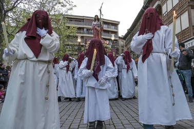 Multitudinario acto de Semana Santa celebrado por las calles de la localidad este Viernes Santo, 19 de abril.