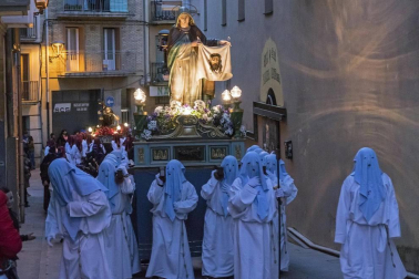 Multitudinario acto de Semana Santa celebrado por las calles de la localidad este Viernes Santo, 19 de abril.