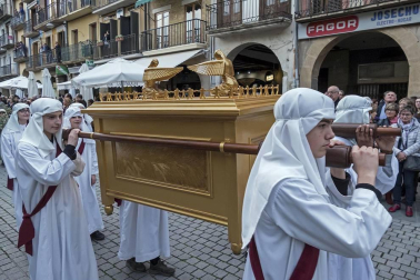 Multitudinario acto de Semana Santa celebrado por las calles de la localidad este Viernes Santo, 19 de abril.