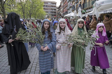 Multitudinario acto de Semana Santa celebrado por las calles de la localidad este Viernes Santo, 19 de abril.