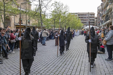 Multitudinario acto de Semana Santa celebrado por las calles de la localidad este Viernes Santo, 19 de abril.
