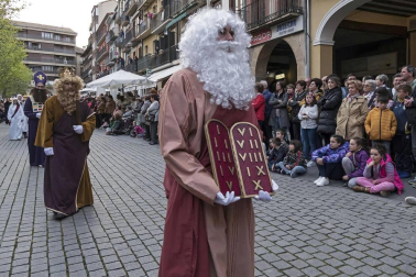 Multitudinario acto de Semana Santa celebrado por las calles de la localidad este Viernes Santo, 19 de abril.