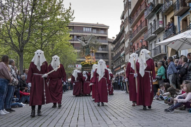 Multitudinario acto de Semana Santa celebrado por las calles de la localidad este Viernes Santo, 19 de abril.