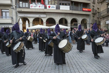 Multitudinario acto de Semana Santa celebrado por las calles de la localidad este Viernes Santo, 19 de abril.