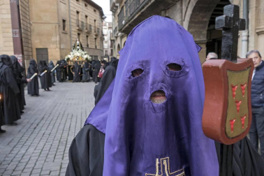 Multitudinario acto de Semana Santa celebrado por las calles de la localidad este Viernes Santo, 19 de abril.