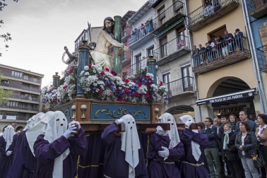 Multitudinario acto de Semana Santa celebrado por las calles de la localidad este Viernes Santo, 19 de abril.