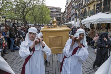 Multitudinario acto de Semana Santa celebrado por las calles de la localidad este Viernes Santo, 19 de abril.