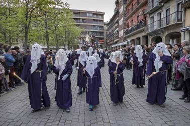 Multitudinario acto de Semana Santa celebrado por las calles de la localidad este Viernes Santo, 19 de abril.