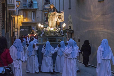 Multitudinario acto de Semana Santa celebrado por las calles de la localidad este Viernes Santo, 19 de abril.