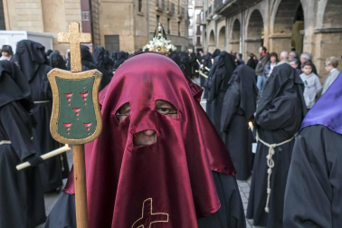 Multitudinario acto de Semana Santa celebrado por las calles de la localidad este Viernes Santo, 19 de abril.