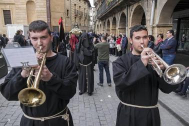 Multitudinario acto de Semana Santa celebrado por las calles de la localidad este Viernes Santo, 19 de abril.