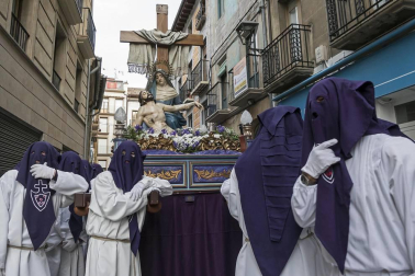 Multitudinario acto de Semana Santa celebrado por las calles de la localidad este Viernes Santo, 19 de abril.