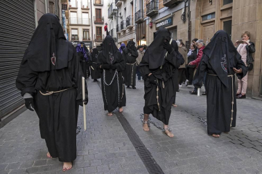 Multitudinario acto de Semana Santa celebrado por las calles de la localidad este Viernes Santo, 19 de abril.