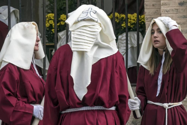 Multitudinario acto de Semana Santa celebrado por las calles de la localidad este Viernes Santo, 19 de abril.