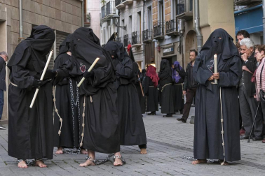 Multitudinario acto de Semana Santa celebrado por las calles de la localidad este Viernes Santo, 19 de abril.