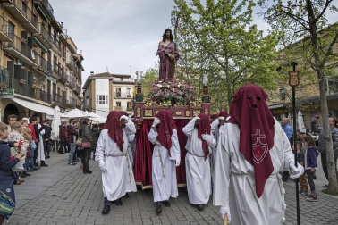 Multitudinario acto de Semana Santa celebrado por las calles de la localidad este Viernes Santo, 19 de abril.
