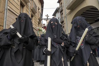 Multitudinario acto de Semana Santa celebrado por las calles de la localidad este Viernes Santo, 19 de abril.