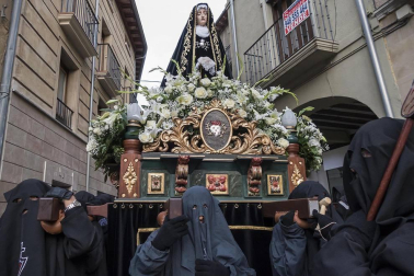 Multitudinario acto de Semana Santa celebrado por las calles de la localidad este Viernes Santo, 19 de abril.