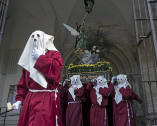 Multitudinario acto de Semana Santa celebrado por las calles de la localidad este Viernes Santo, 19 de abril.