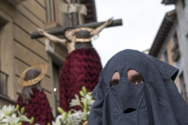 Multitudinario acto de Semana Santa celebrado por las calles de la localidad este Viernes Santo, 19 de abril.
