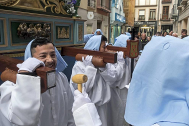 Multitudinario acto de Semana Santa celebrado por las calles de la localidad este Viernes Santo, 19 de abril.