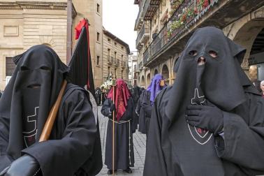 Multitudinario acto de Semana Santa celebrado por las calles de la localidad este Viernes Santo, 19 de abril.