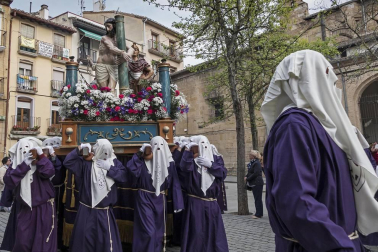 Multitudinario acto de Semana Santa celebrado por las calles de la localidad este Viernes Santo, 19 de abril.