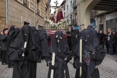 Multitudinario acto de Semana Santa celebrado por las calles de la localidad este Viernes Santo, 19 de abril.