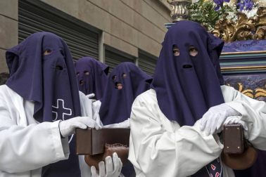 Multitudinario acto de Semana Santa celebrado por las calles de la localidad este Viernes Santo, 19 de abril.