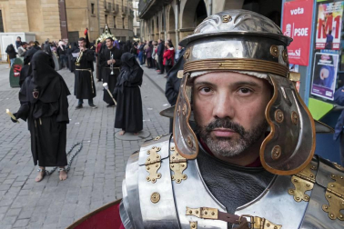 Multitudinario acto de Semana Santa celebrado por las calles de la localidad este Viernes Santo, 19 de abril.