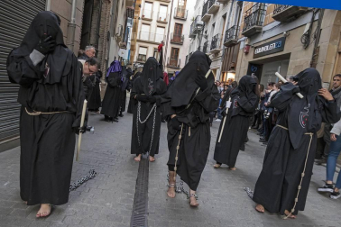 Multitudinario acto de Semana Santa celebrado por las calles de la localidad este Viernes Santo, 19 de abril.