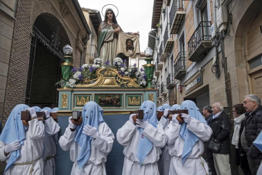 Multitudinario acto de Semana Santa celebrado por las calles de la localidad este Viernes Santo, 19 de abril.