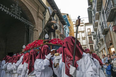 Multitudinario acto de Semana Santa celebrado por las calles de la localidad este Viernes Santo, 19 de abril.