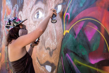 Los artistas decoran los muros de la capital senegalesa en la décima edición del festival de arte urbano