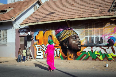 Los artistas decoran los muros de la capital senegalesa en la décima edición del festival de arte urbano