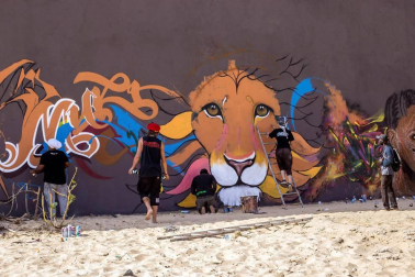 Los artistas decoran los muros de la capital senegalesa en la décima edición del festival de arte urbano