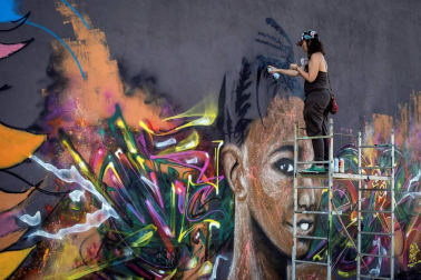 Los artistas decoran los muros de la capital senegalesa en la décima edición del festival de arte urbano