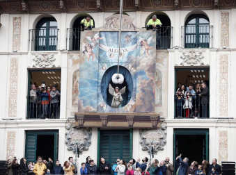 Multitudinario acto en la capital ribera en el que la niña Daniella Garro descendió desde la Casa del Reloj cumpliendo la tradición.