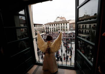Multitudinario acto en la capital ribera en el que la niña Daniella Garro descendió desde la Casa del Reloj cumpliendo la tradición.