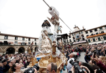 Multitudinario acto en la capital ribera en el que la niña Daniella Garro descendió desde la Casa del Reloj cumpliendo la tradición.