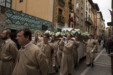 Fotos de la procesión del Resucitado, celebrada en Pamplona este Domingo de Pascua.