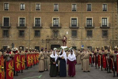 Fotos de la procesión del Resucitado, celebrada en Pamplona este Domingo de Pascua.