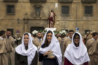 Fotos de la procesión del Resucitado, celebrada en Pamplona este Domingo de Pascua.