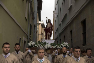 Fotos de la procesión del Resucitado, celebrada en Pamplona este Domingo de Pascua.