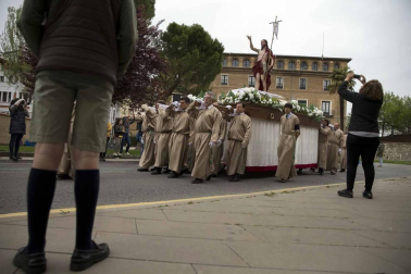Fotos de la procesión del Resucitado, celebrada en Pamplona este Domingo de Pascua.